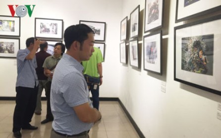 Inauguran en Hanoi la exhibición de fotos periodísticas “Huellas”