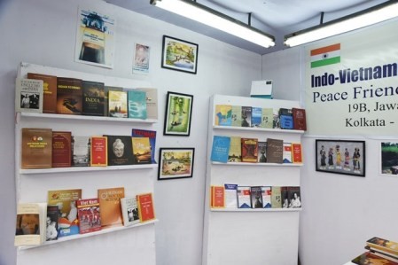 Libros vietnamitas exhibidos en una feria internacional en la India