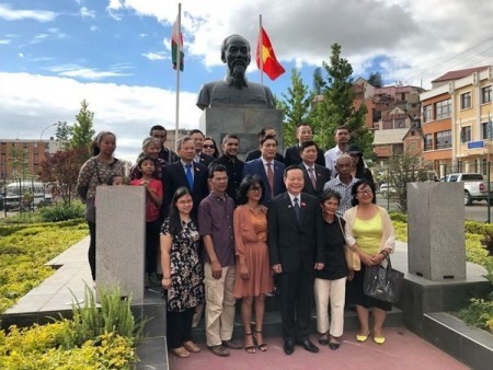 Vicepresidente del Parlamento vietnamita se reúne con compatriotas en Madagascar