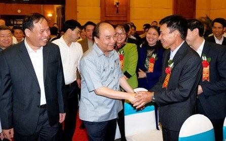 Primer ministro de Vietnam dialoga con agricultores 