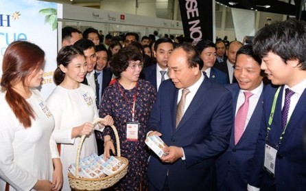 Premier vietnamita visita el pabellón nacional en la Feria de Alimentos y Hoteles en Singapur