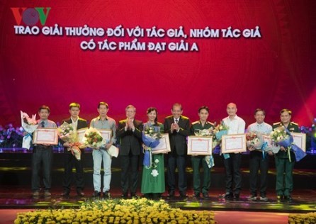Entregan los premios literarios y periodísticos sobre el ejemplo moral del presidente Ho Chi Minh