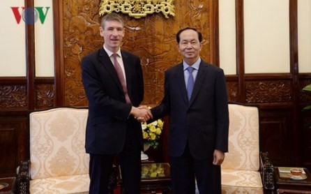 Presidente vietnamita recibe a diplomáticos de Reino Unido y los Países Bajos 