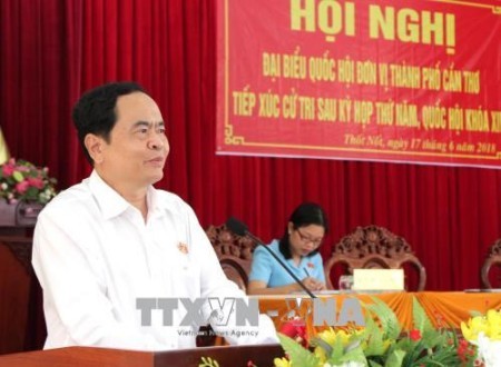 Líder del Frente de la Patria de Vietnam contacta con electores sureños
