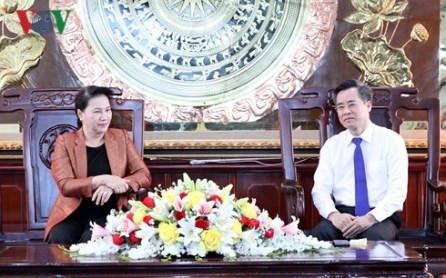 Jefa del Parlamento de Vietnam se reúne con autoridades de Bac Lieu
