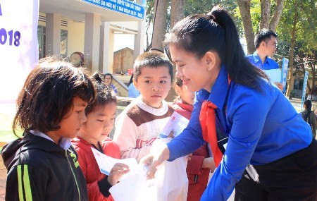 Honran a estudiantes en difíciles condiciones con excelentes resultados académicos en Binh Duong