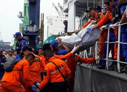 Operación de búsqueda de víctimas de caída aeronave indonesia durará 7 días