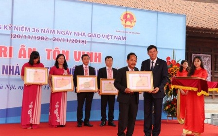 Honran a profesores y educadores en ocasión del Día del Maestro de Vietnam