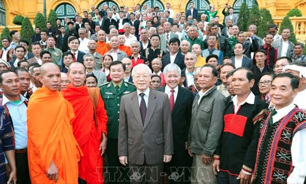 Líder político de Vietnam recibe a patriarcas de aldeas sobresalientes 