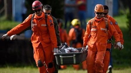 Ascienden a 58 las víctimas tras colapso de un dique en Brasil