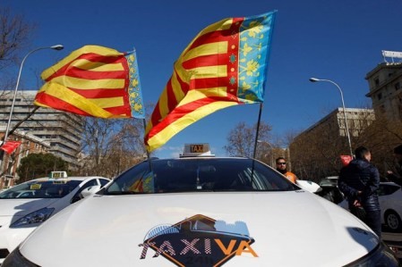 Policía española dispersa huelgas de taxis con grúas  