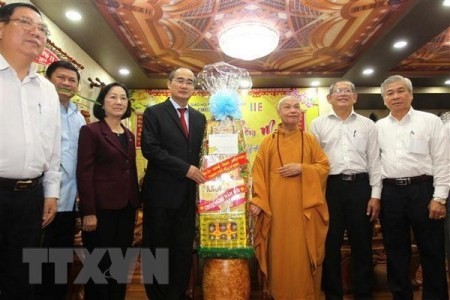 Líder de Ciudad Ho Chi Minh realiza visitas previas a Tet a dignatarios religiosos