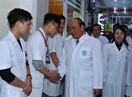 Premier vietnamita elogia contribuciones de los médicos a la salud pública