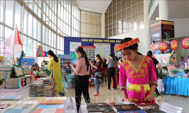 Celebran el Día del Libro de Vietnam