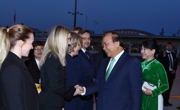 Premier de Vietnam concluye gira por Rumania y República Checa 
