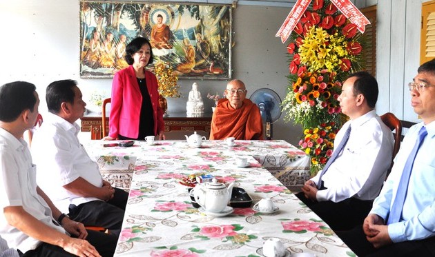 Alta funcionaria del Partido visita a budistas en localidad sureña