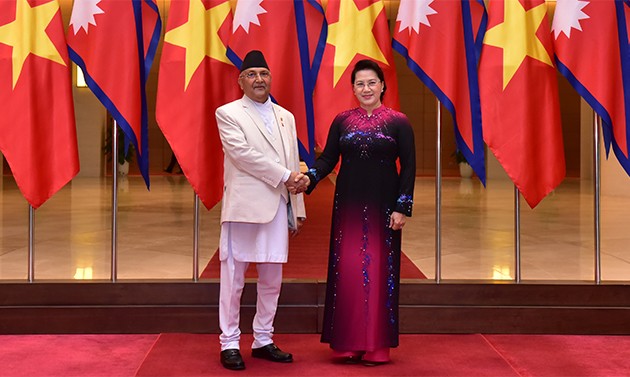 Jefa del Parlamento vietnamita recibe al primer ministro nepalí