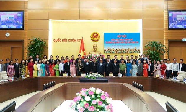 Premier vietnamita urge a más esfuerzos de los legisladores jóvenes por el desarrollo del país 