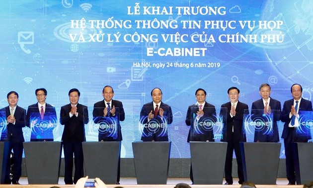 Premier de Vietnam preside el primer encuentro gubernamental a través del sistema e-Cabinet