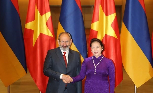 Líder parlamentaria de Vietnam recibe al primer ministro de Armenia 