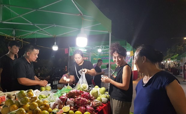 Presentan productos básicos locales en la feria OCOP en Hanói