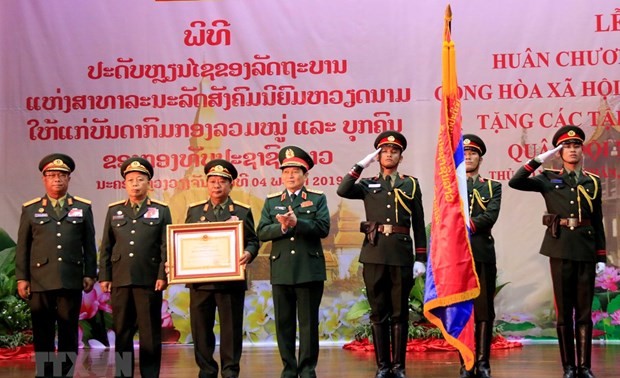 Vietnam otorga Orden Estrella Dorada al Ejército Popular de Laos