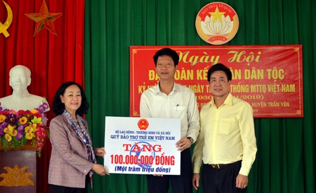 Altas dirigentes de Vietnam participan en festivales de unidad nacional