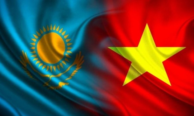 Presidente de la Cámara Baja de Kazajistán visita Universidad de Hanói