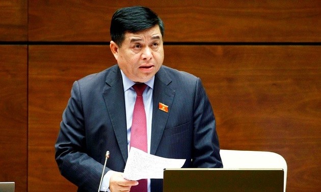 Ministro de Planificación e Inversión de Vietnam presenta informes sobre importantes proyectos de leyes
