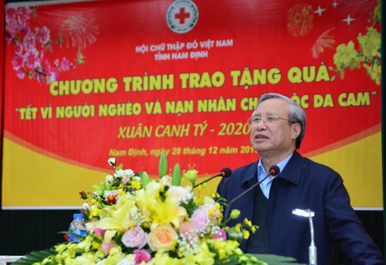 Entregan regalos de Tet a los necesitados en provincia de Nam Dinh