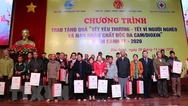 Entregan regalos de Tet a trabajadores necesitados en Bac Ninh