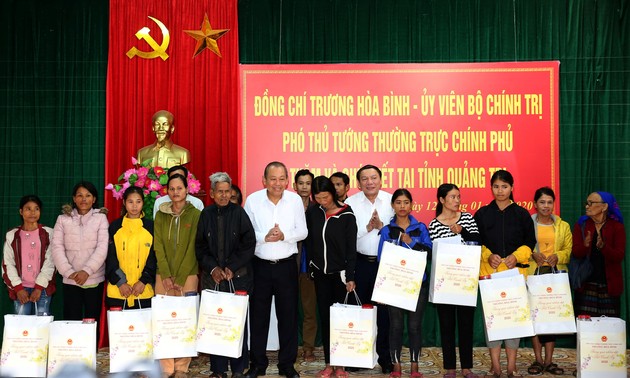 Vicepremier de Vietnam otorga regalos a necesitados en Quang Tri 