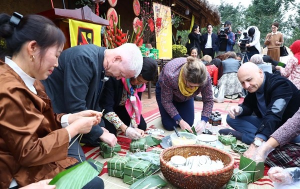 Cuerpo diplomático extranjero explora la tradición de Tet vietnamita