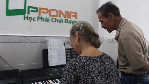 Clases de piano gratuitas para ancianos en Ciudad Ho Chi Minh
