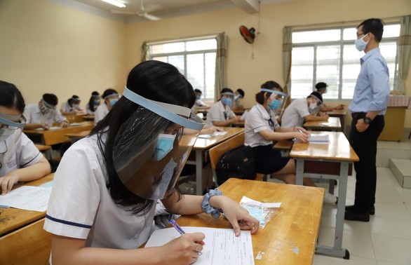 Alumnos vietnamitas regresan a escuelas