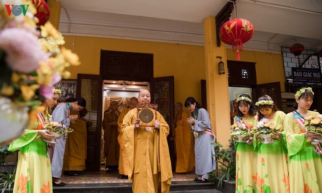 Celebran en Hanói 2564 aniversario del natalicio e iluminación de Buda