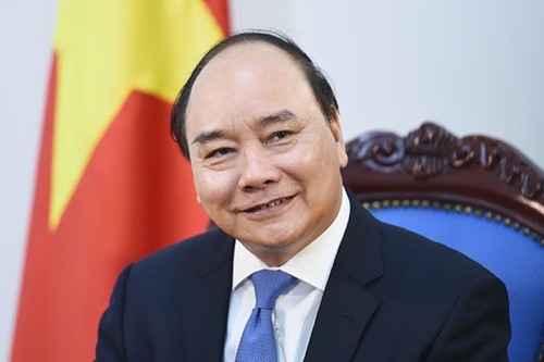 Primer ministro vietnamita responde preguntas de medios internacionales sobre combate antiepidémico