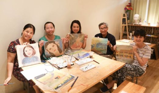 Clase especial de dibujo para personas mayores en Hanói