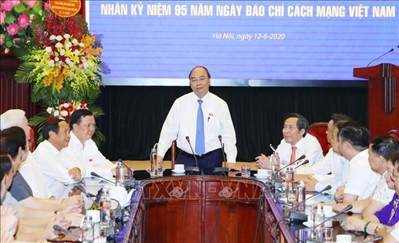 Jefe del Gobierno de Vietnam visita la sede del periódico Nhan Dan  