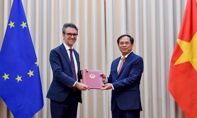 Vietnam entrega notas a la Unión Europea sobre la aprobación de los acuerdos EVFTA y EVIPA