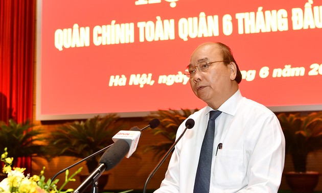 Primer ministro de Vietnam alaba logros del sector militar en primeros 6 meses de 2020