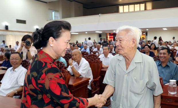 Jefa del Parlamento de Vietnam contacta con votantes sureños