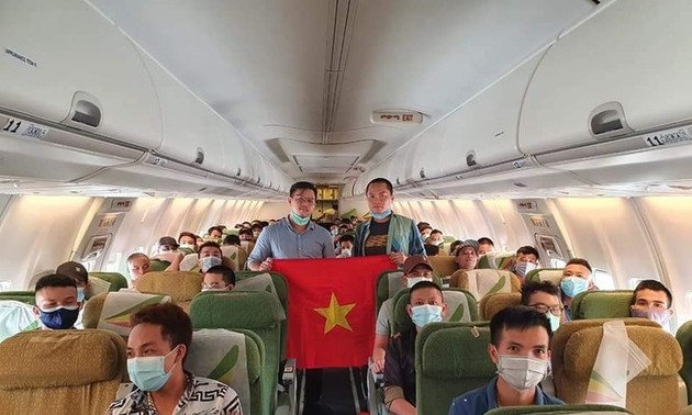 Más vietnamitas repatriados desde África y Malasia en contexto pandémico