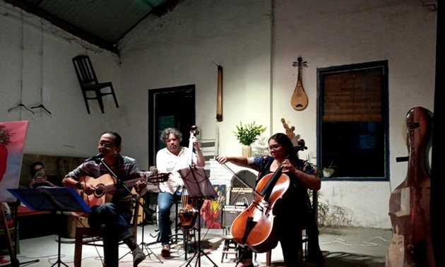Disfrutar de melodías instrumentales de América Latina en un espacio antiguo de Hanói