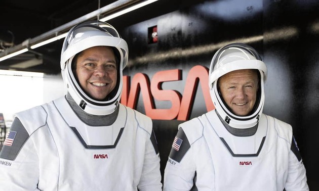 Astronautas estadounidenses regresan con éxito a la Tierra