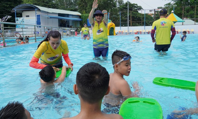 Clases de natación gratuitas para niños desfavorecidos en Ciudad Ho Chi Minh