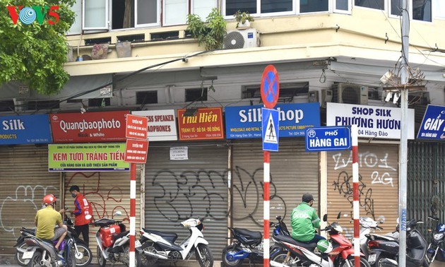 Numerosas tiendas en Hanói cerradas debido al regreso del covid-19
