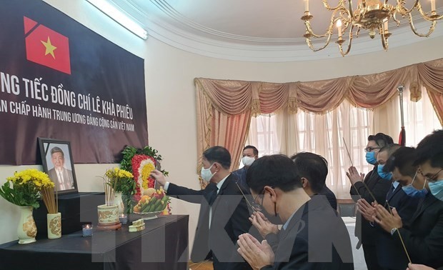 Embajadas de Vietnam en el extranjero rinden tributo póstumo al exdirigente Le Kha Phieu