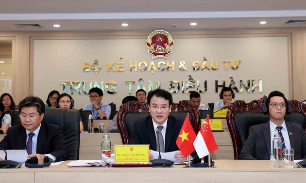 Vietnam y Singapur celebran un evento de promoción de inversiones en línea