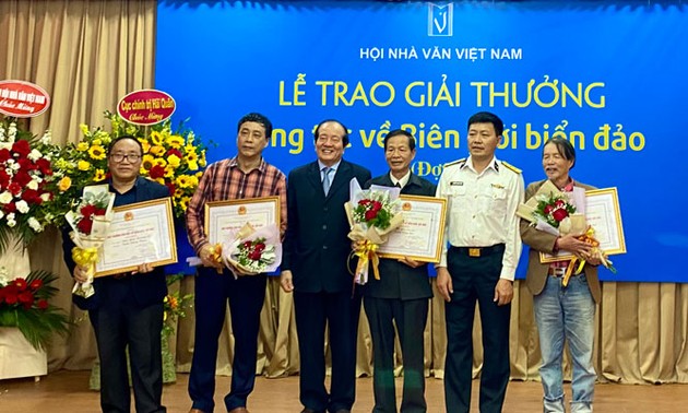 Entrega de premios a las composiciones literarias sobre las fronteras e islas de Vietnam